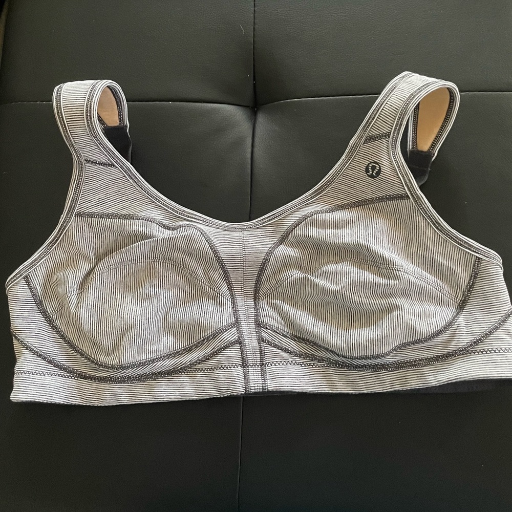 Size 38D Lululemon Women’s Yoga Athletic Bra Grey Convertible Adjustable Straps